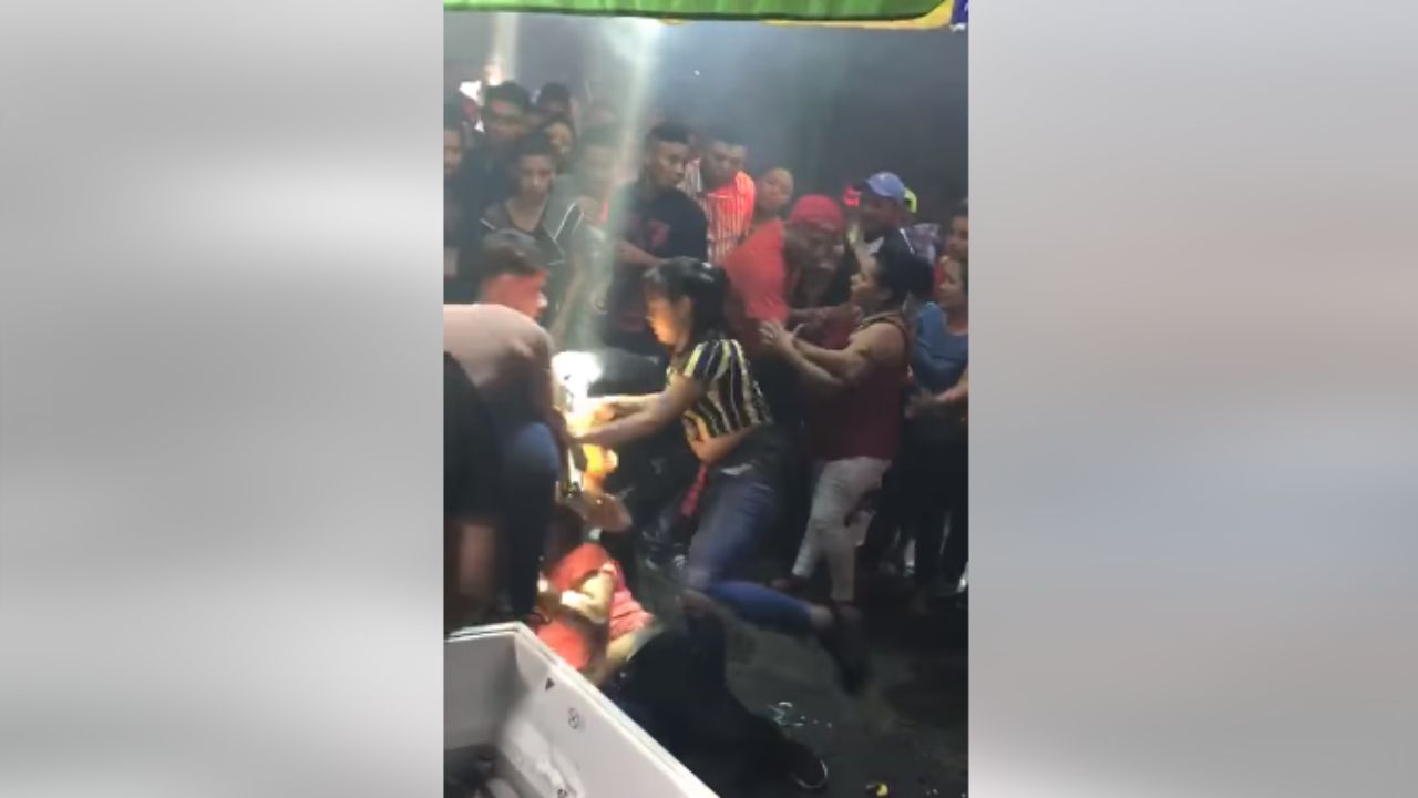 Vídeo: Mujeres se van a los golpes por un hombre en 'discomóvil' Imagen de Vídeo: Mujeres se van a los golpes por un hombre en 'discomóvil'