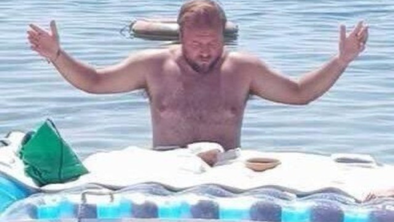 Imagen de Cura utiliza un colchón inflable como altar para la misa