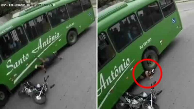 ¡Gracias a su casco! Motociclista se salva de morir aplastado por un autobús Imagen de ¡Gracias a su casco! Motociclista se salva de morir aplastado por un autobús