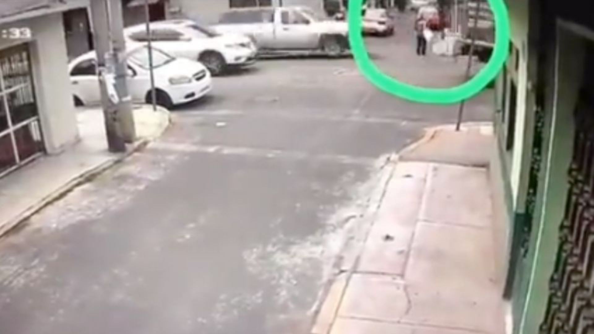 Vídeo: Conductor a exceso de velocidad arrolla a una anciana que estaba cruzando una calle Imagen de Vídeo: Conductor a exceso de velocidad arrolla a una anciana que estaba cruzando una calle