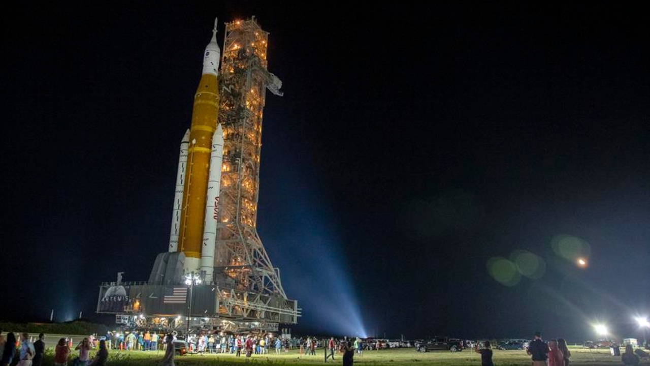 Imagen de Nuevo cohete de la NASA llega a su plataforma de despegue