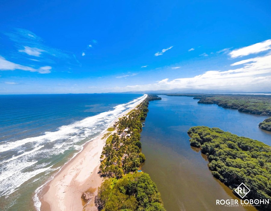 Esta laguna cuenta con un promedio de 3 km de profundidad, pero alcanza hasta los 16km de profundidad. Foto: Roger Lobo