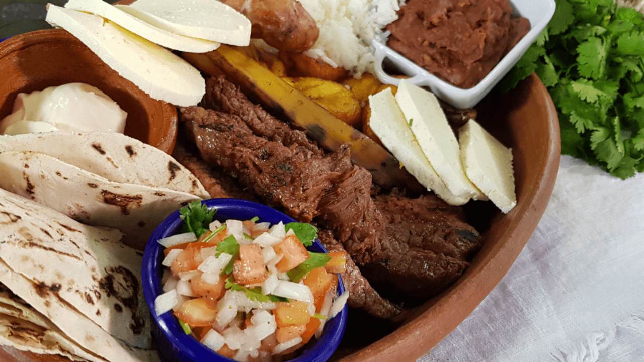 Carne asada receta hondureña, cómo disfrutar y acompañar uno de los platillos tradicionales de Honduras Imagen de Carne asada receta hondureña, cómo disfrutar y acompañar uno de los platillos tradicionales de Honduras