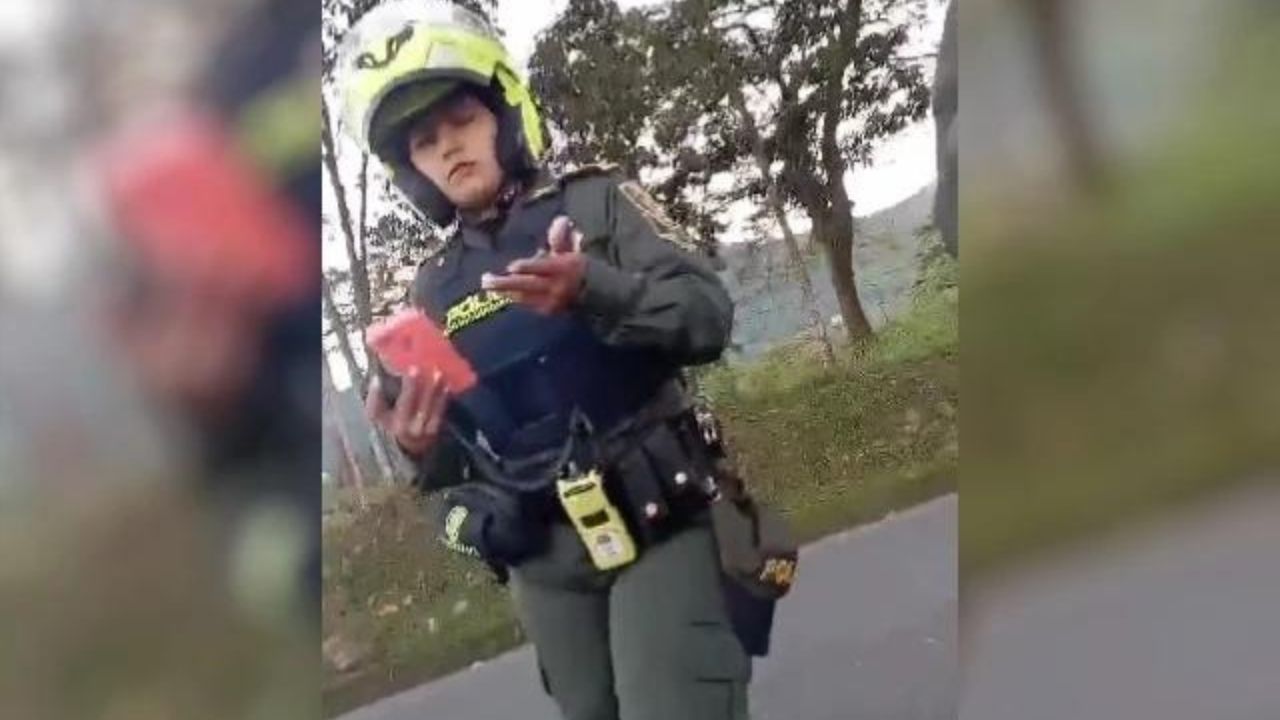 'No es el mismo': Mujer policía retuvo a joven por no tener mismo corte y ropa de foto en la ID Imagen de 'No es el mismo': Mujer policía retuvo a joven por no tener mismo corte y ropa de foto en la ID