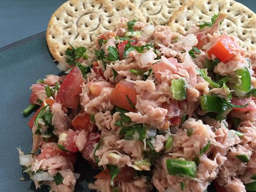 Atún con galletas saladas