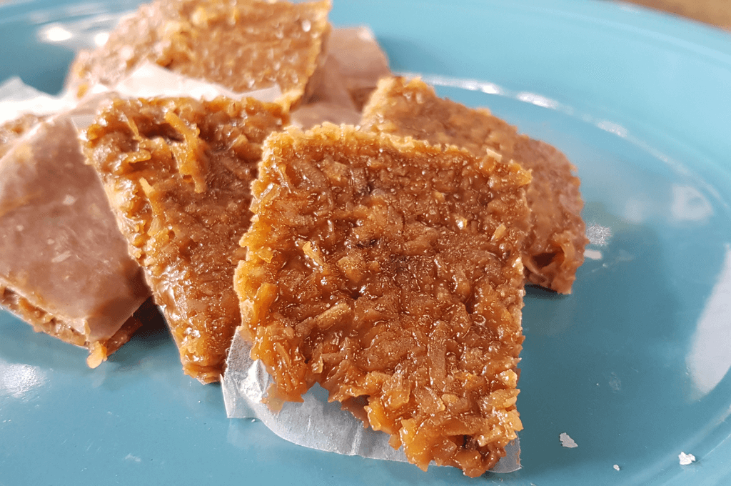 La tableta de coco debe tener una contextura húmeda y chiclosa para que se pueda masticar bien. Foto: Buen Provecho