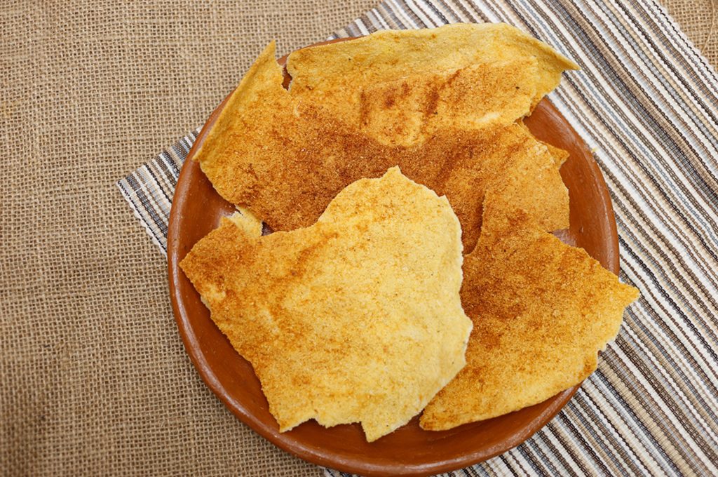 Los garífunas preparan el casabe al dejarlo secando en el sol por varias horas. Foto: Buen Provecho