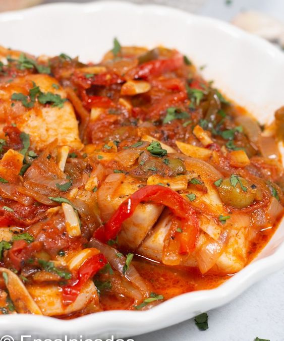 El filete de pescado guisado en salsa roja también se le conoce en algunas zonas como "Filete de pescado al mojo isleño". Foto: Pinterest