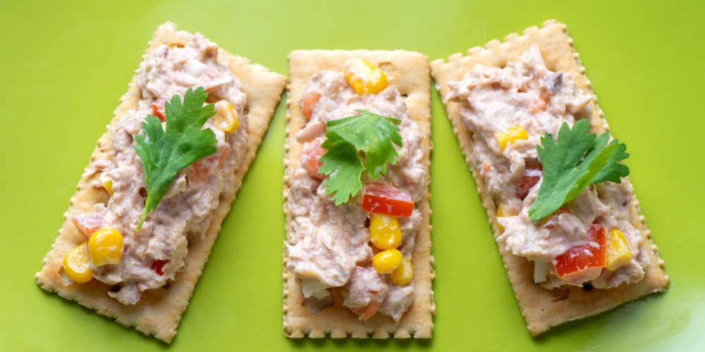 atún con galletas saladas