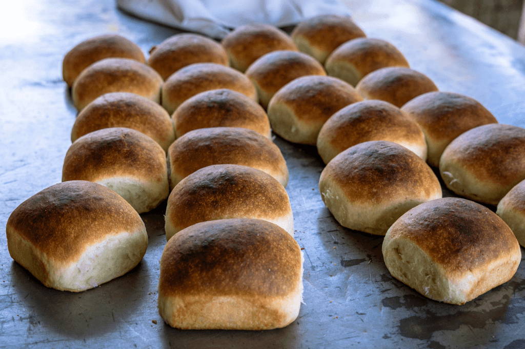 El pan de coco puede comerse con comida salada o dulce, incluso como pan para acompañar el café. Foto:  Buen Provecho