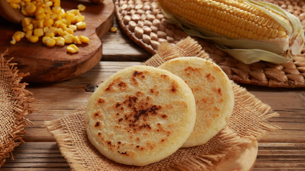 Imagen de Arepas de maíz colombianas rellenas de queso ¿Cómo se preparan?