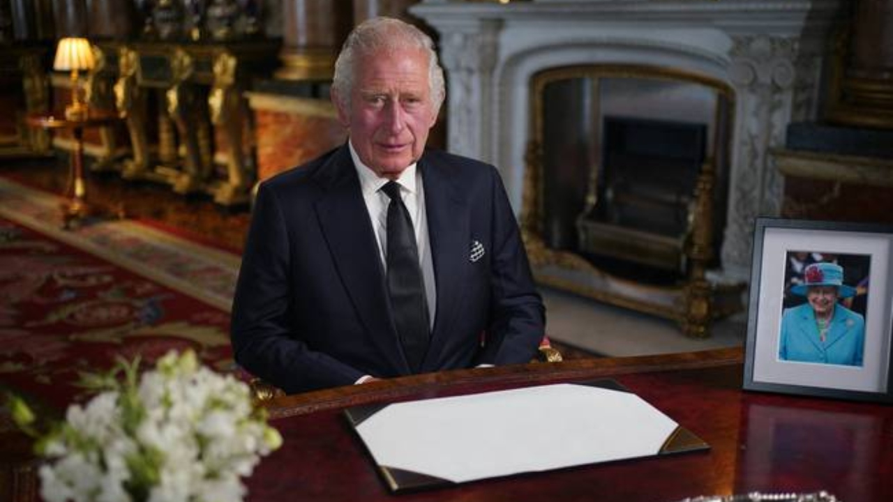 Imagen de Rey Carlos III renueva la promesa de servicio de su madre Isabel II, en su primer discurso