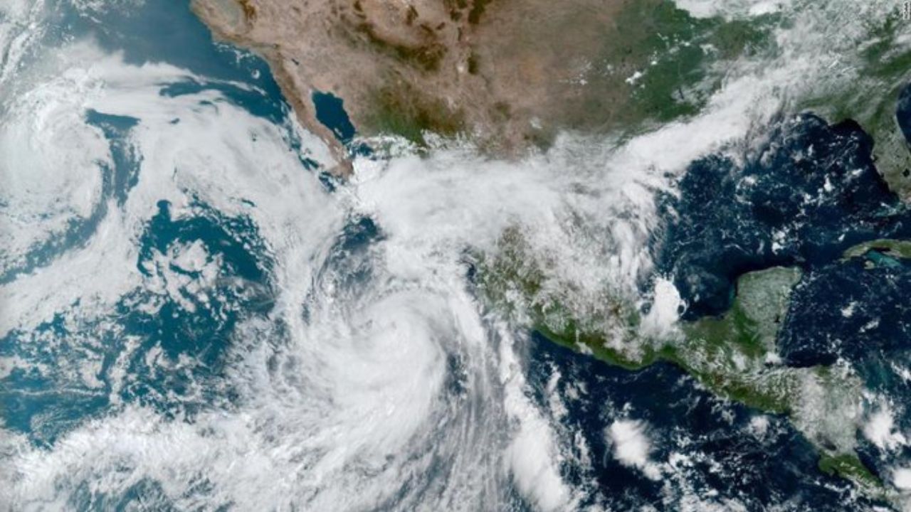 Imagen de Huracán Kay toca tierra en la costa noroeste de México