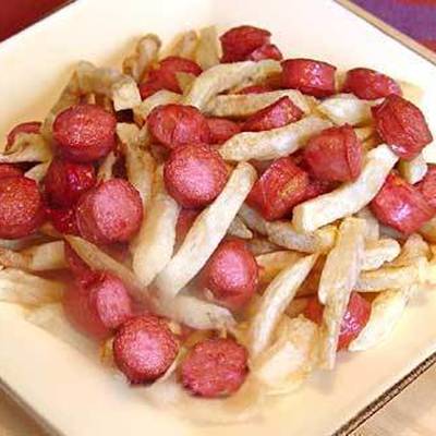 Las salchipapas o choripapas pueden ser preparadas con papas fritas. Foto: Cookpad