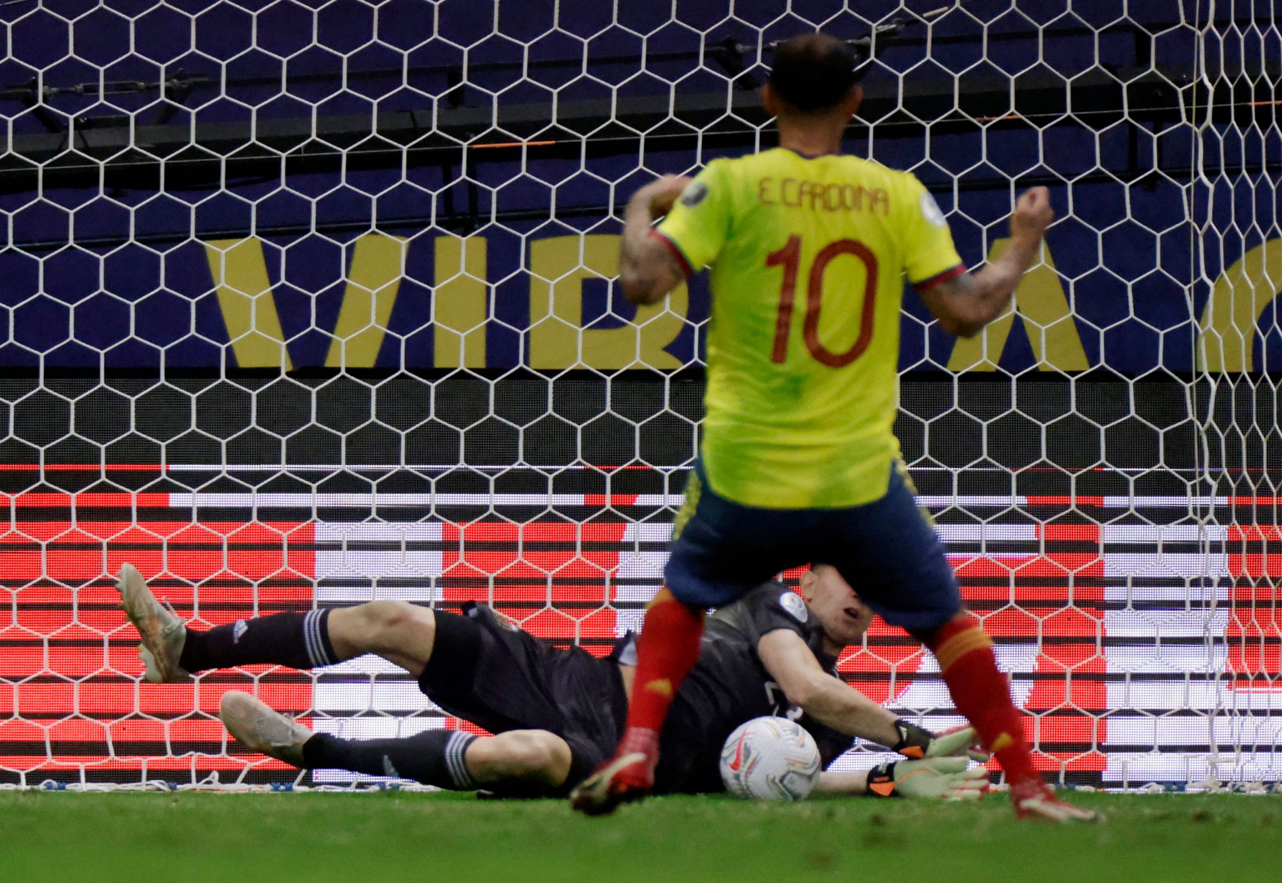 En el Estadio Mane Garrincha, Martínez se convirtió en el héroe del encuentro después de atajar tres penales. Foto: REUTERS/Ueslei Marcelino