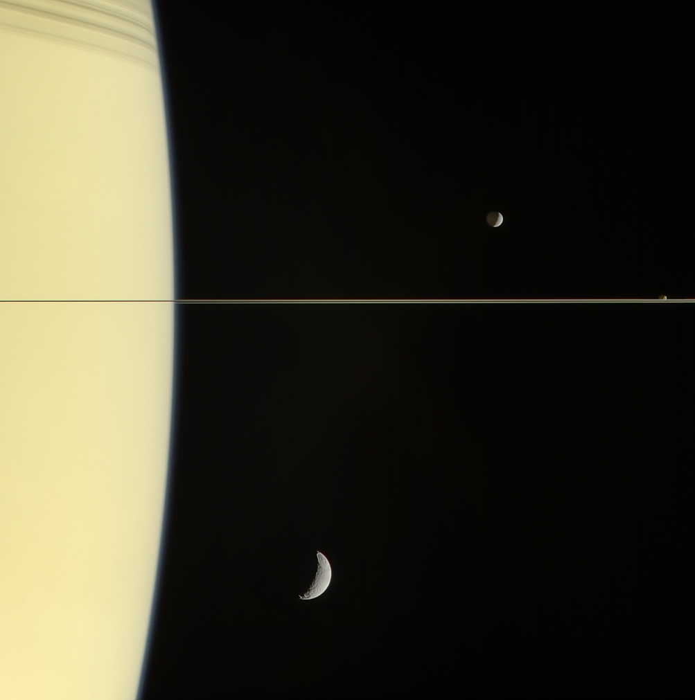 Cassini capturó la delgada línea de los anillos de Saturno y la vista de dos de sus lunas atrás. Foto: NASA/JPL-Caltech/Space Science Institute, 2006