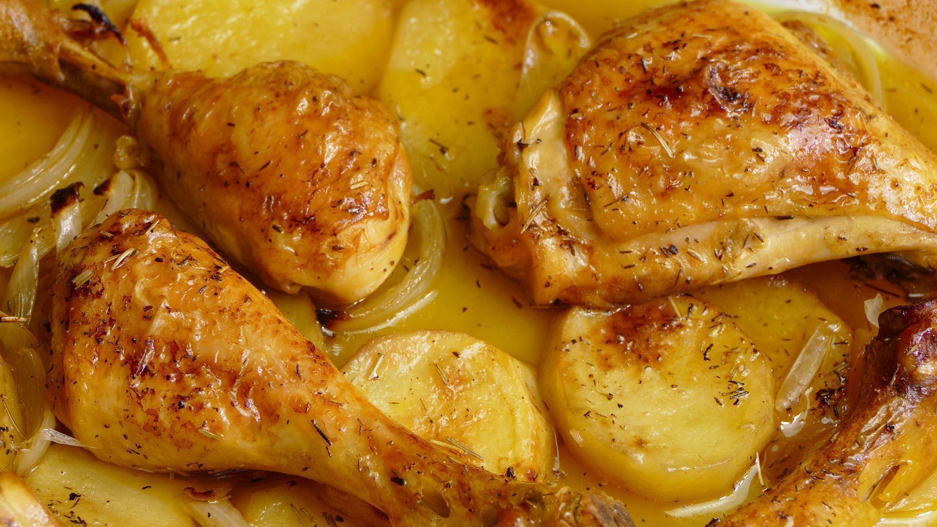 Pollo asado al horno con papas y cebolla. Foto: Cocina Casera y Fácil 