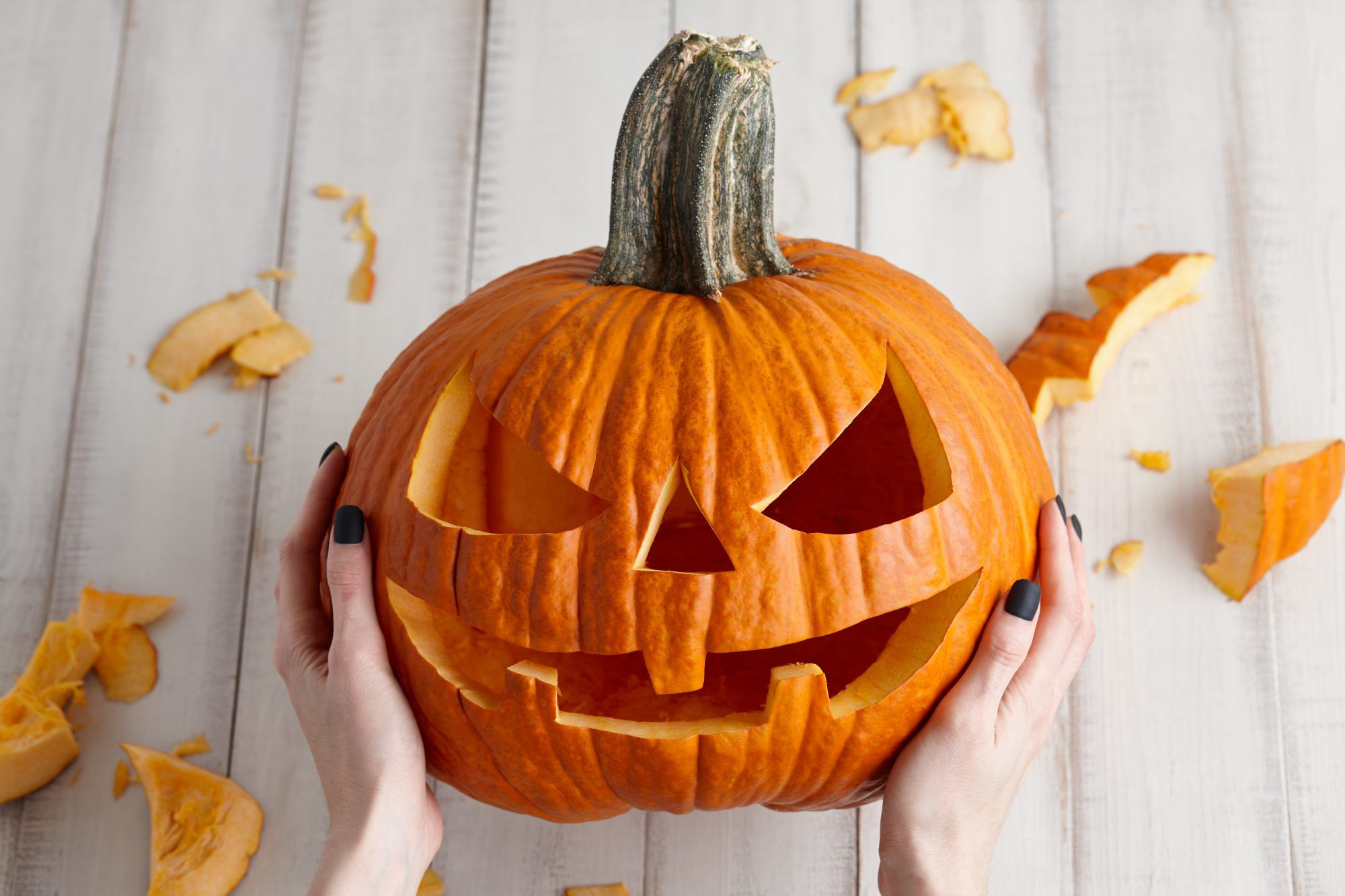 En Estados Unidos es una tradición hacer linternas de las calabazas y hacerles una cara malvada. Foto: Real Simple