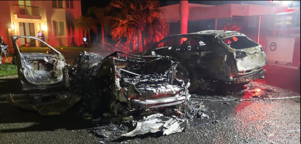 Carros de Jenifer Fungenzi después del incendio. Foto: El Nuevo Día