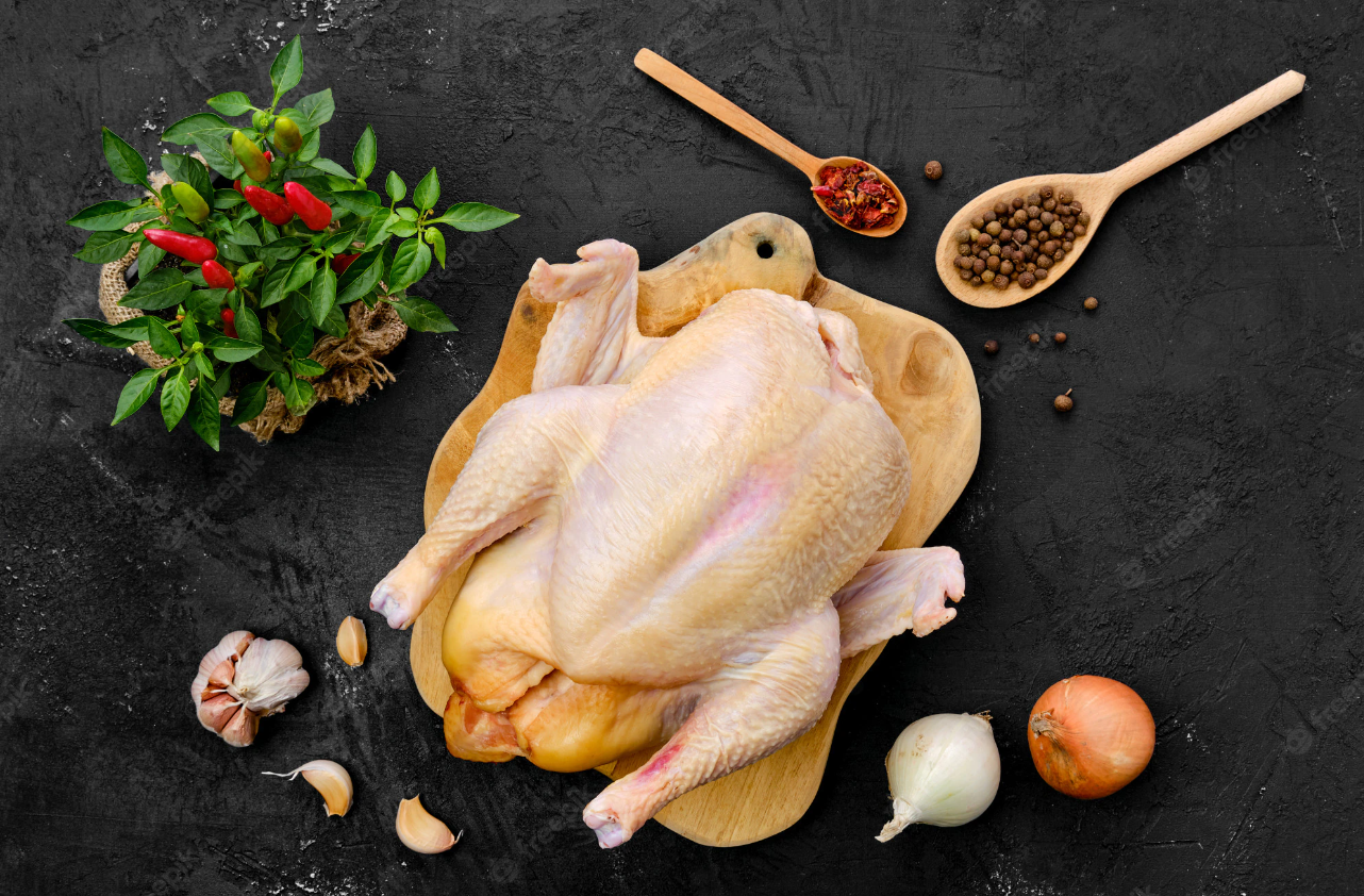 Condimentos para el pollo crudo que será horneado. Foto: Freepik