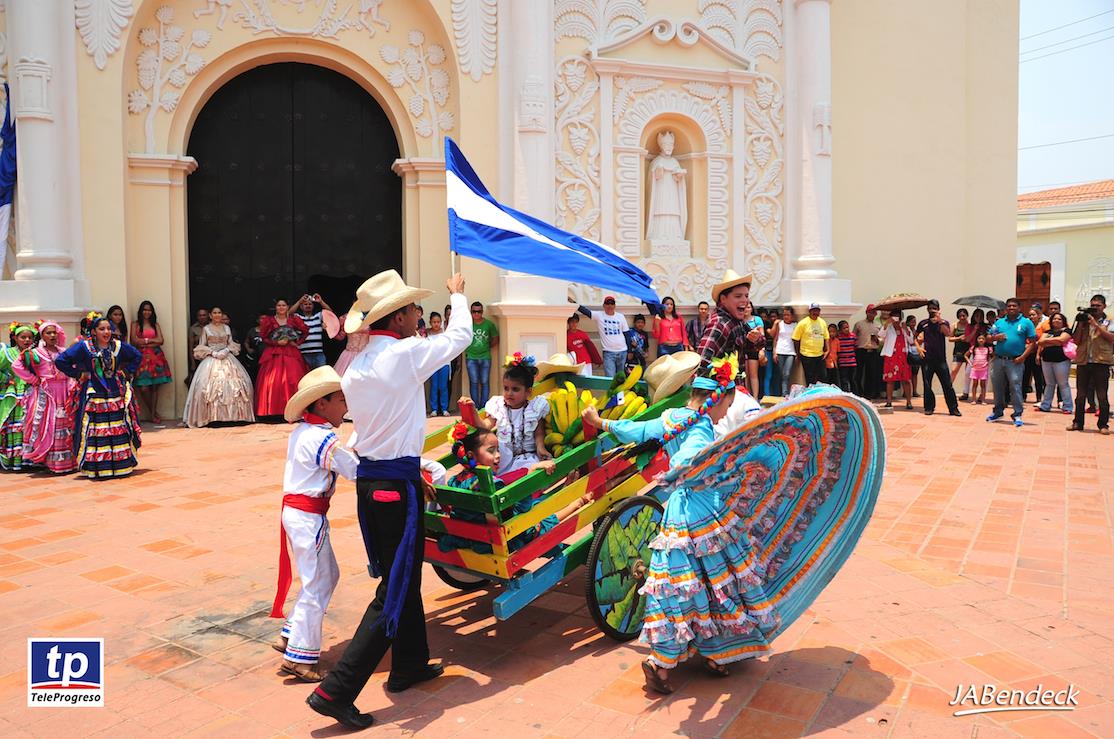 Danzas folclóricas frente a la Catedral de Comayagua. Foto: JA Bendeck/Teleprogreso