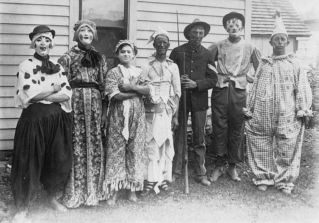 Personas disfrazadas para Halloween a inicios del siglo XX. Foto: Transcendental Graphics/Getty Images