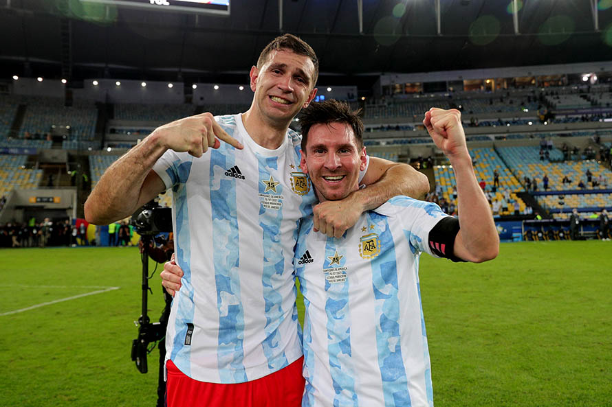 Emiliano Martínez junto a Lionel Messi. Foto: Cronómetro