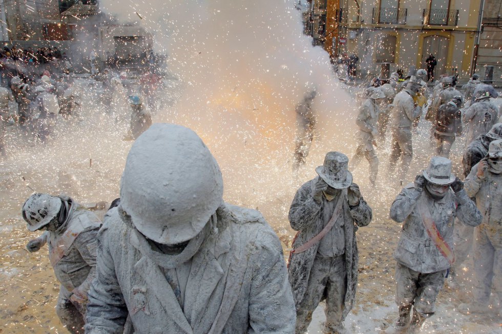 En la fiesta de los enharinados igualmente se lanzan huevos. Foto: El País