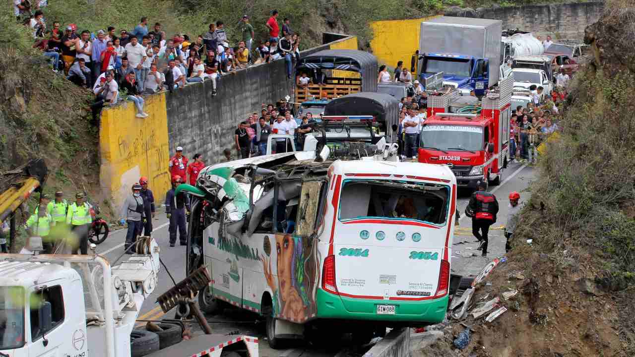 ¡Tragedia en Colombia! Al menos 20 muertos y 15 heridos deja accidente ...