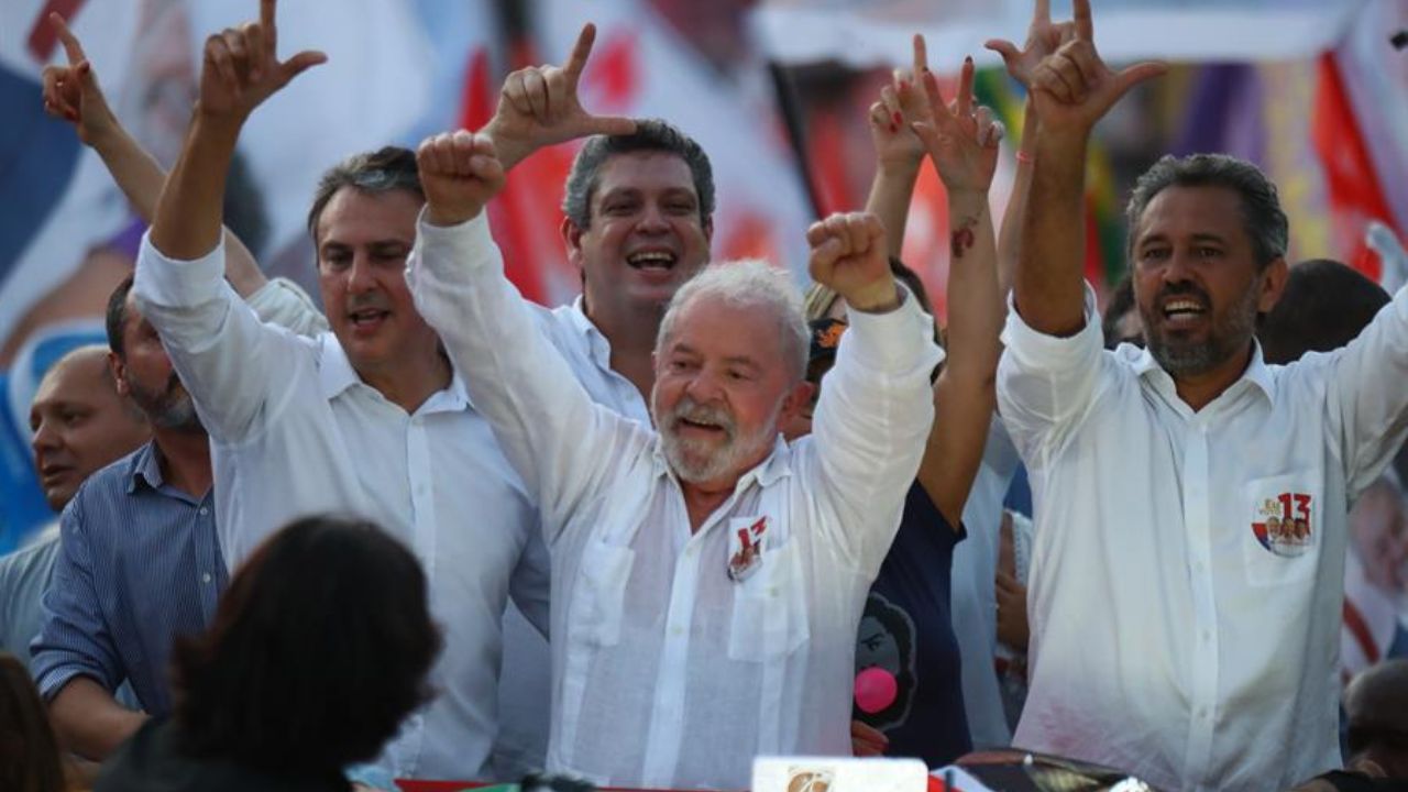 Lula abre tres puntos frente a Bolsonaro con el 92.9 % escrutado en Brasil