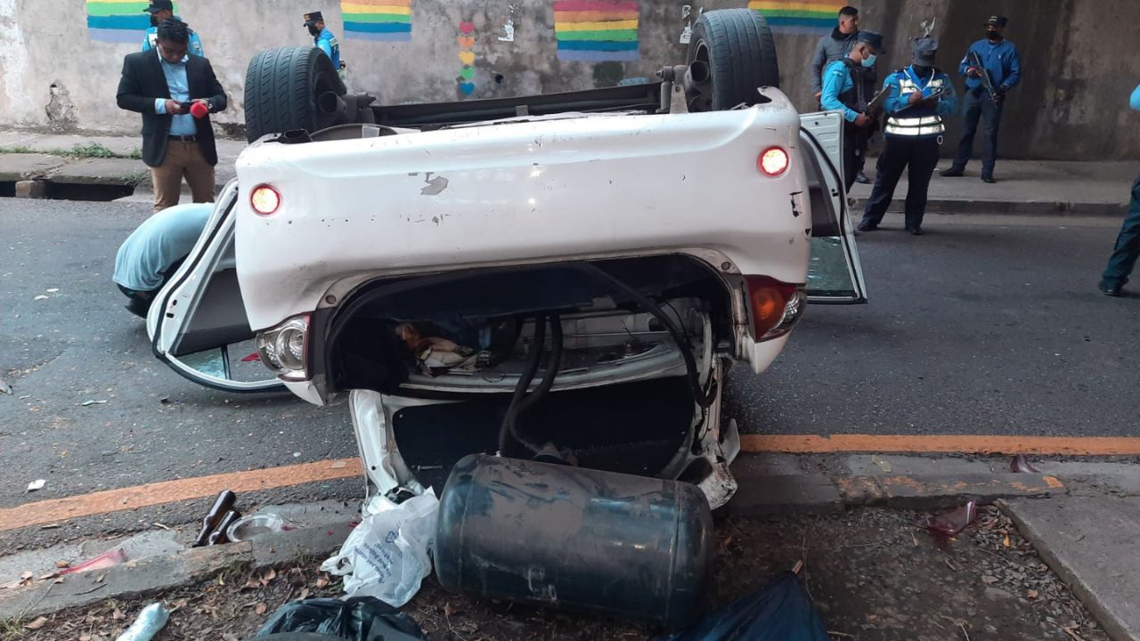 Imagen de Taxi 'vuela' de puente del bulevar Morazán y deja cuatro personas lesionadas