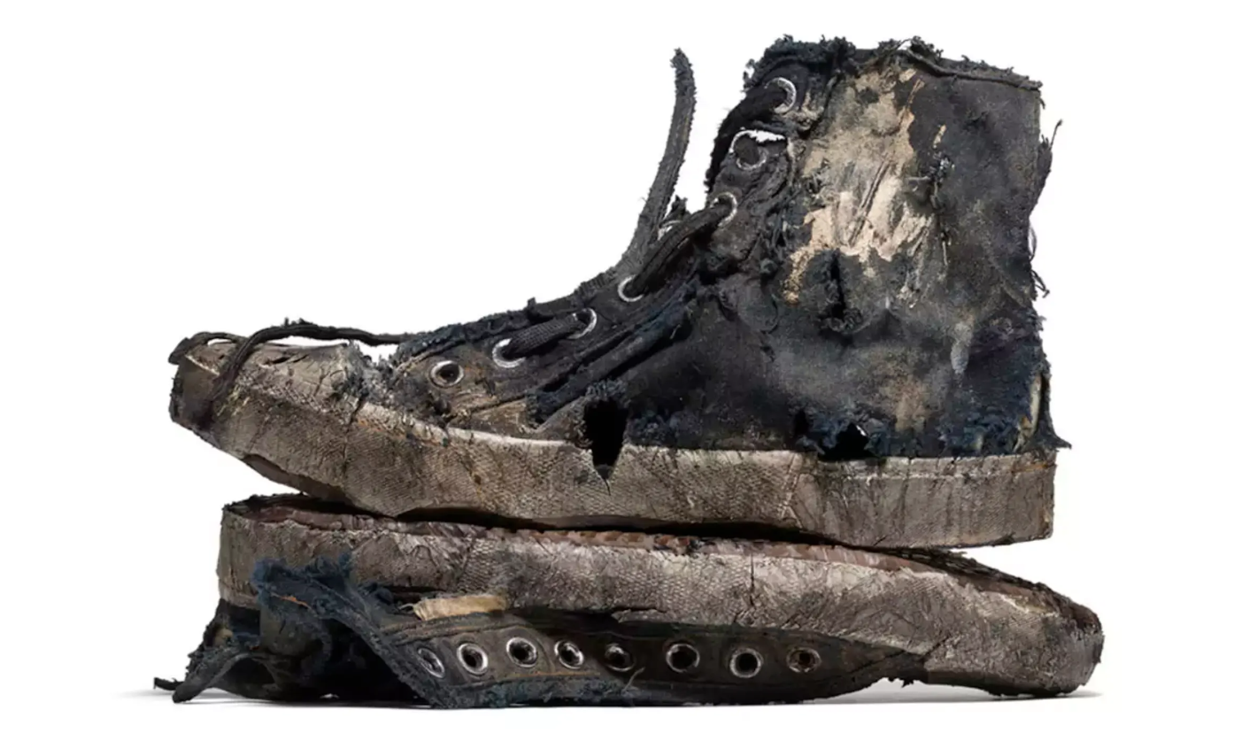 El concepto de Balenciaga causó polémica al molestar a muchos internautas por querer poner "verse pobre" de moda, a un precio exorbitante. Foto: Balenciaga
