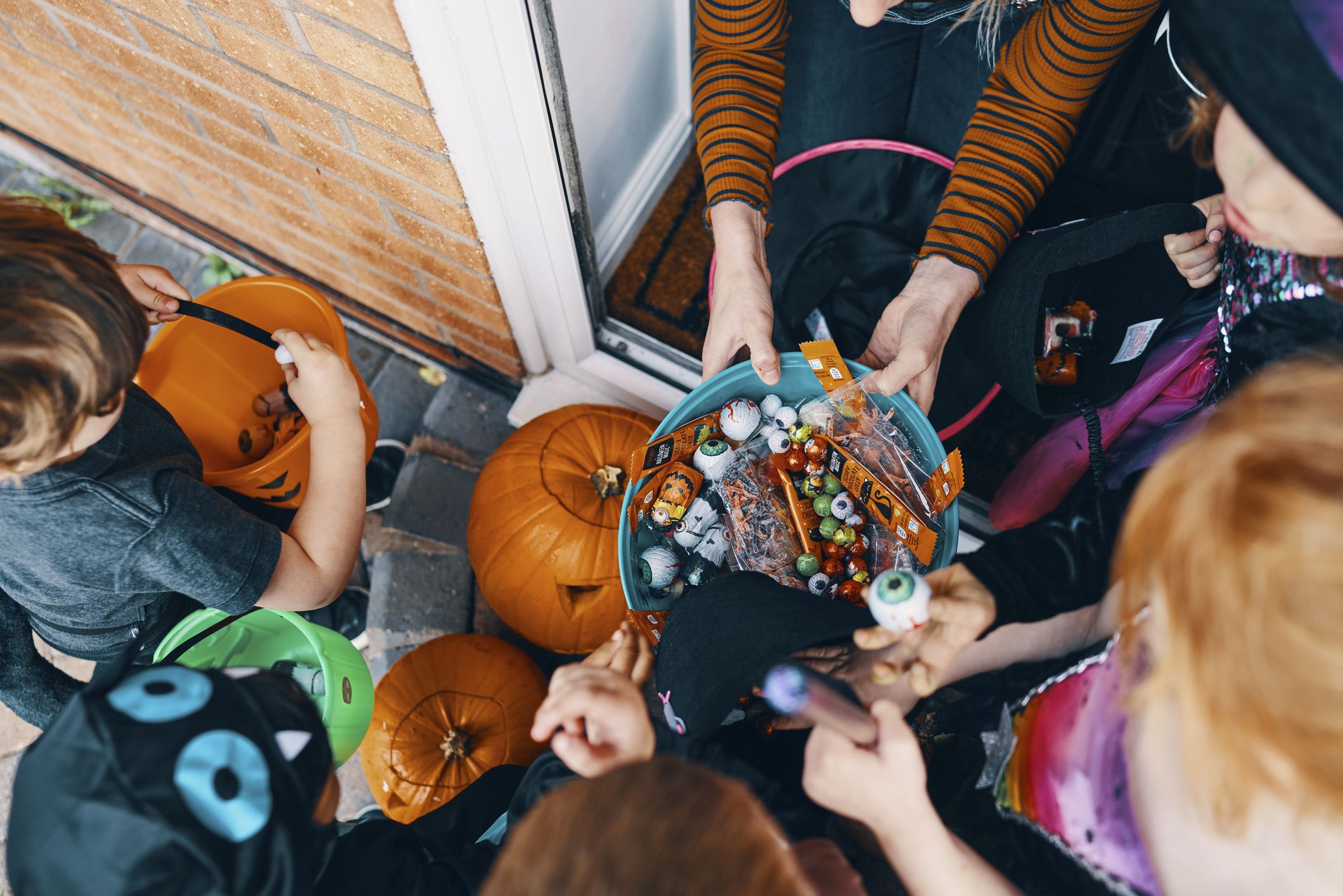Otros símbolos usados en Halloween incluyen arañas, gatos negros, calabazas y fantasmas. Foto: Good Housekeeping