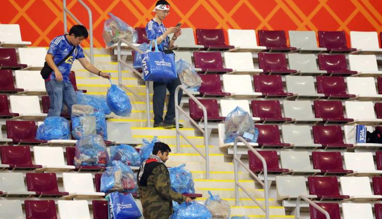 Imagen de Japoneses limpian el estadio tras ganar contra Alemania 1-2 en su debut del Mundial de Qatar 2022
