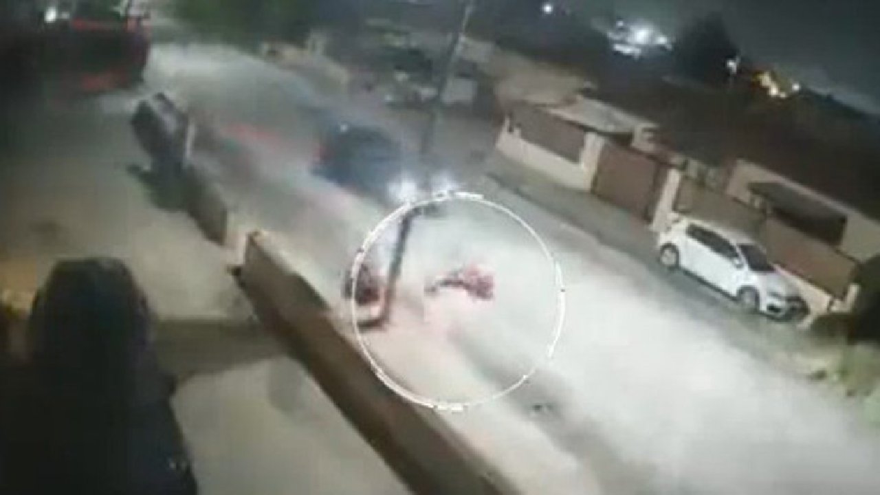 Vídeo: Motociclista es atropellado y luego le roban sus pertenencias Imagen de Vídeo: Motociclista es atropellado y luego le roban sus pertenencias