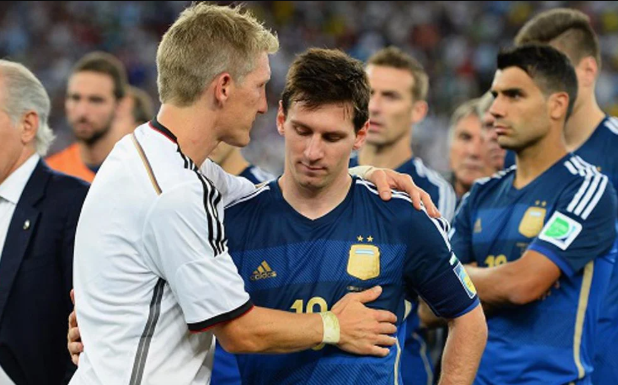 Bastian Schweinsteiger consolando a Messi después de perder la Copa del Mundo en 2014 contra Alemania. Foto: Noticias da TV