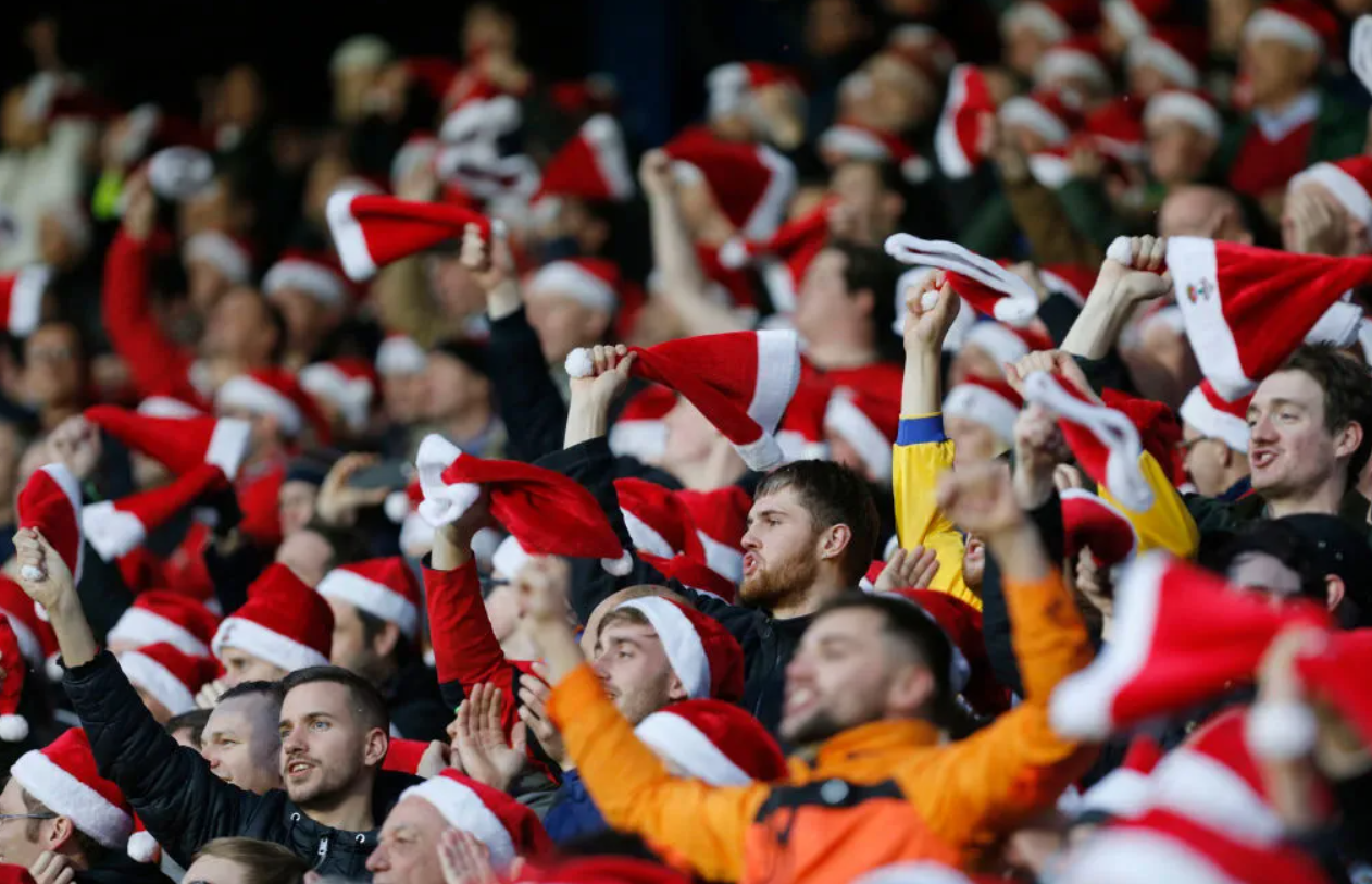 En Boxing Day se acostumbra a asistir a los partidos de la Premier League con gorros de Navidad. Foto: Getty Images