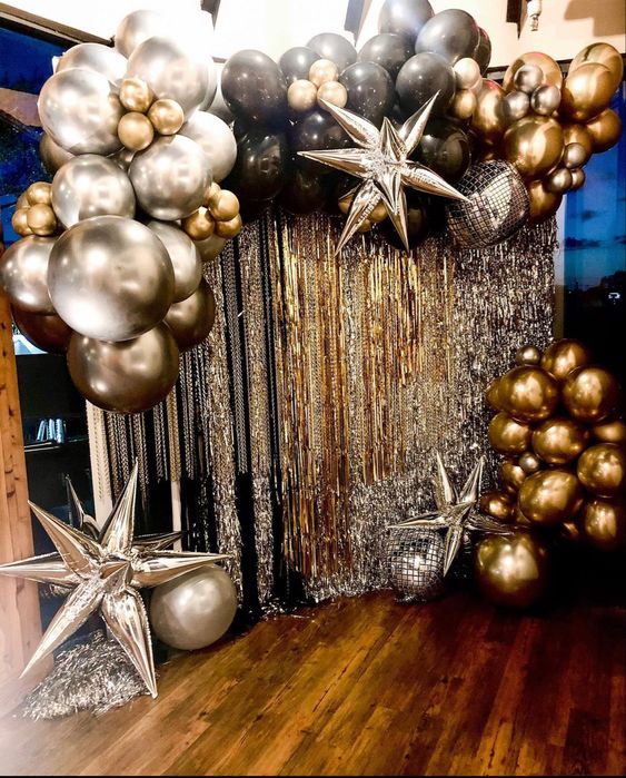 Con cortinas de cintas y globos se puede crear el espacio perfecto para tomar fotografías. Foto: Pinterest