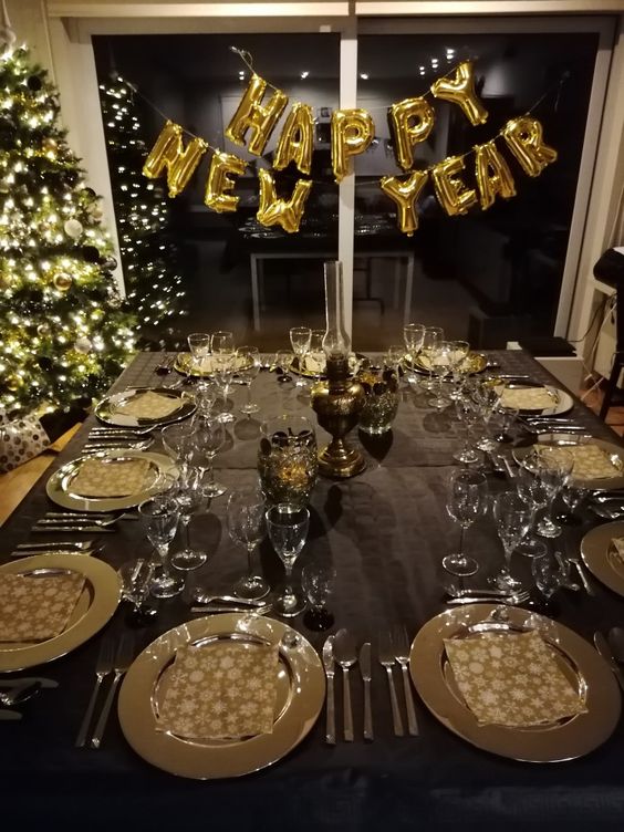 Para una celebración más sobria, se pueden incluir detalles en los platos, servilletas, mantel y colocar globos de letras. Foto: Pinterest