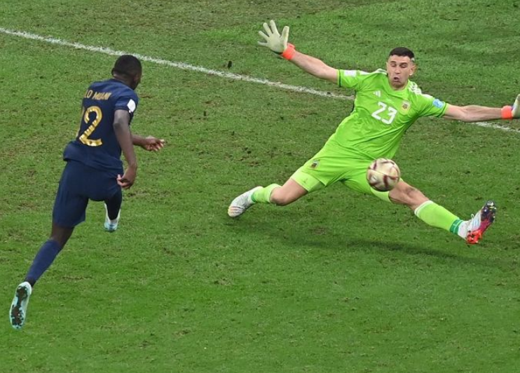 La acción más importante del partido fue cuando Emiliano Martínez tapó un gol seguro que venía de Francia en el último minuto del tiempo extra. Foto: Instagram
