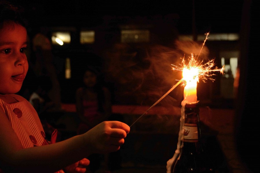 Las luces de bengala son las más comunes y seguras para los niños. Foto: Radio House