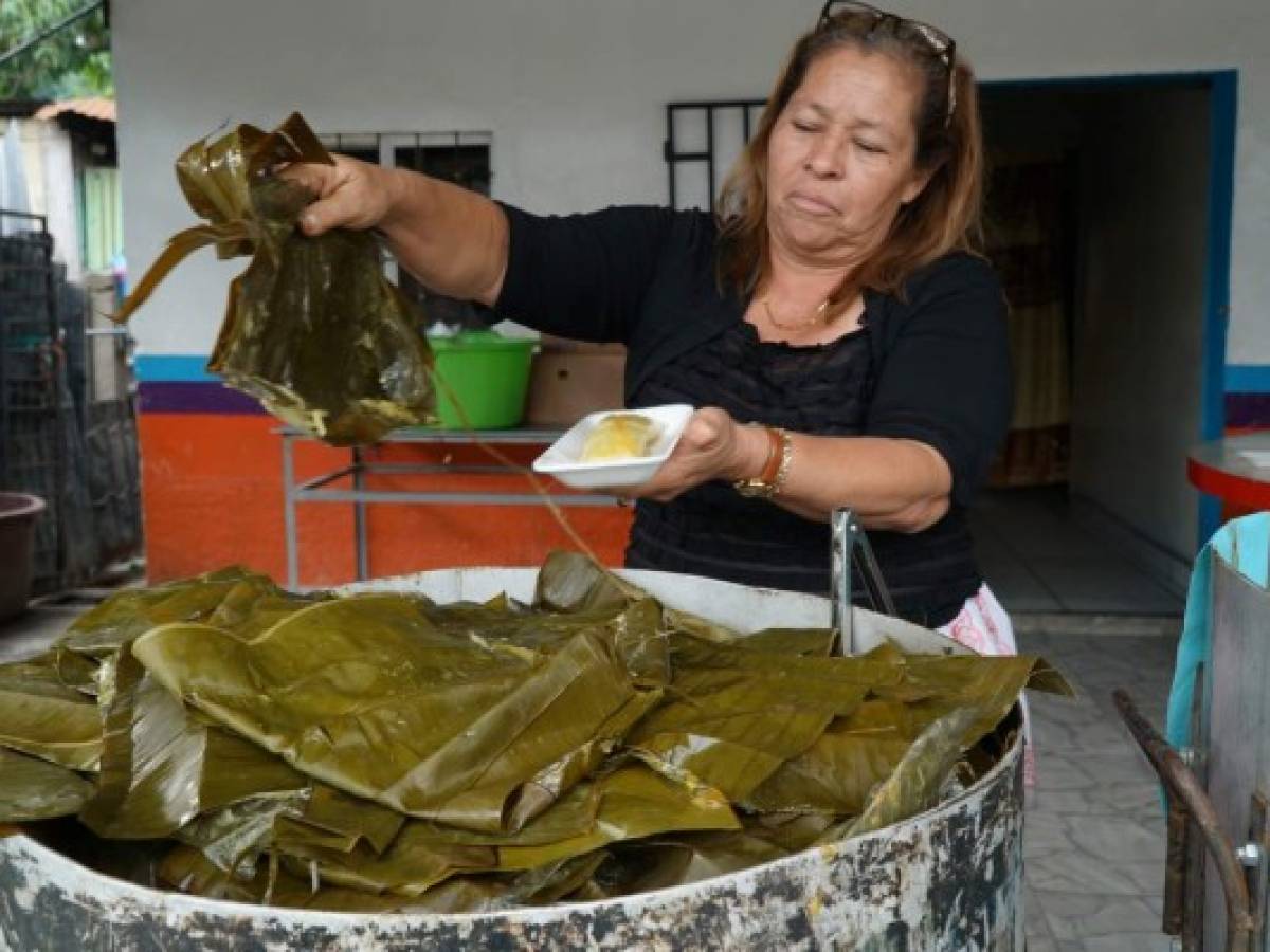 Un nacatamal puede costar hasta los 30 lempiras, equivalente a 1 dólar con centavos. Foto: La Prensa