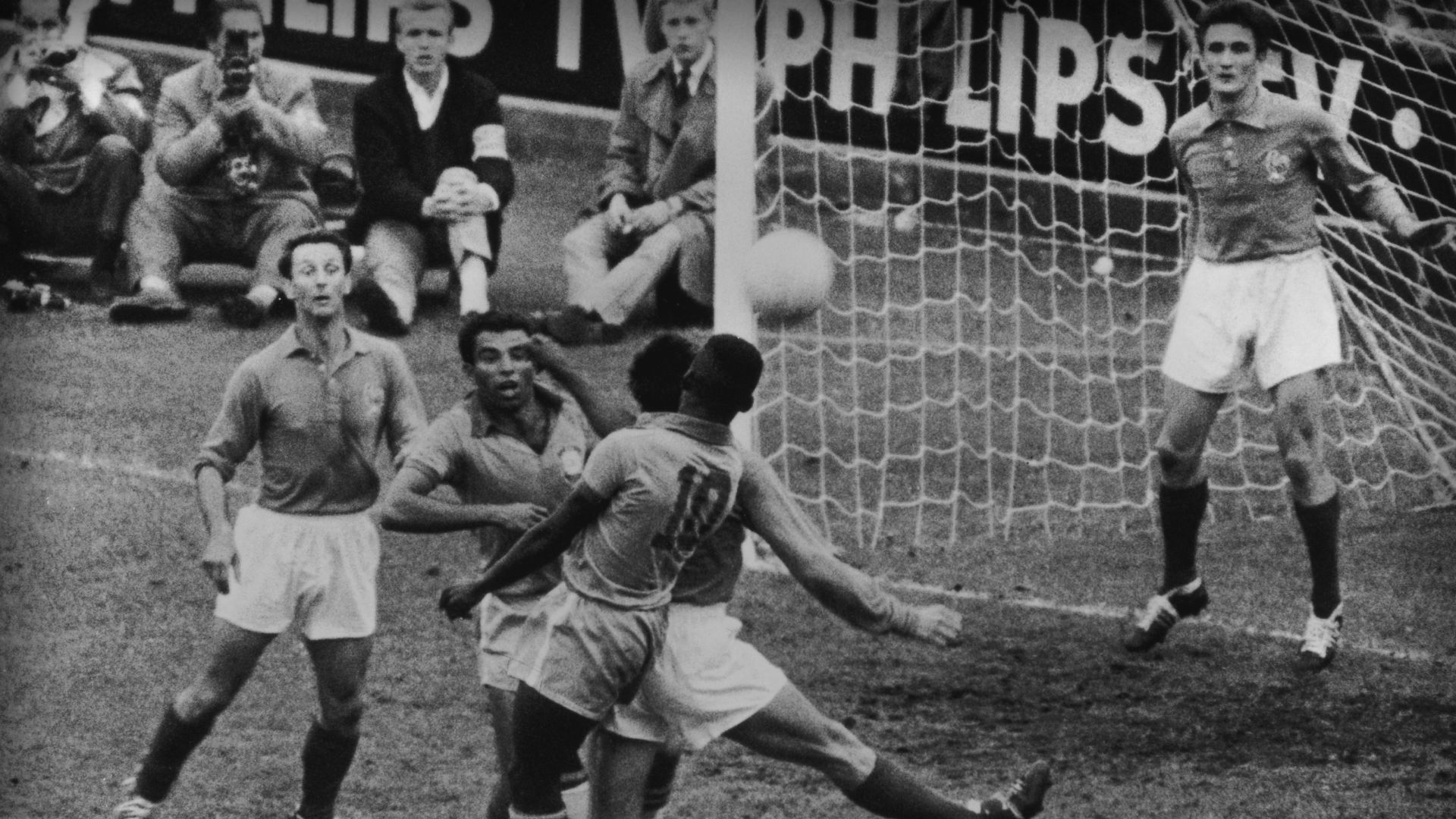 En su primer Mundial, Pelé le dio la victoria a Brasil cuando anotó dos goles en la final contra los locales en 1958. Foto: TUDN