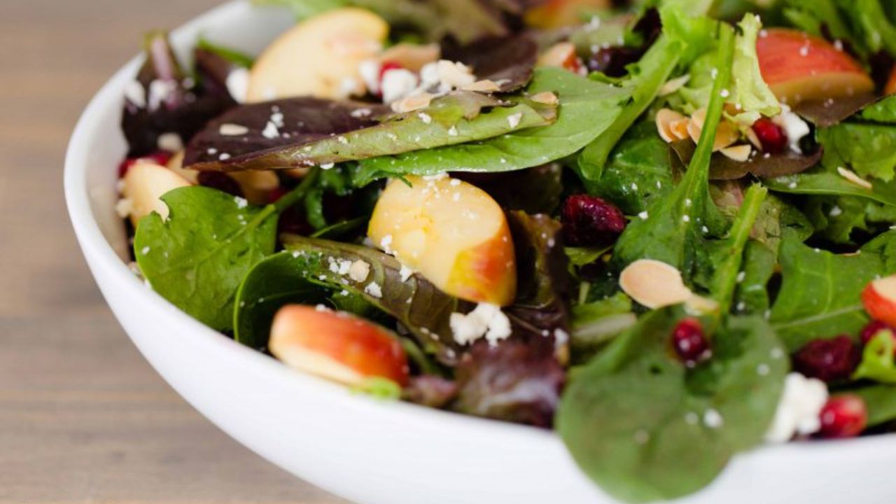Ensalada navideña, receta fácil y rápida para acompañar tus comidas en Navidad Imagen de Ensalada navideña, receta fácil y rápida para acompañar tus comidas en Navidad