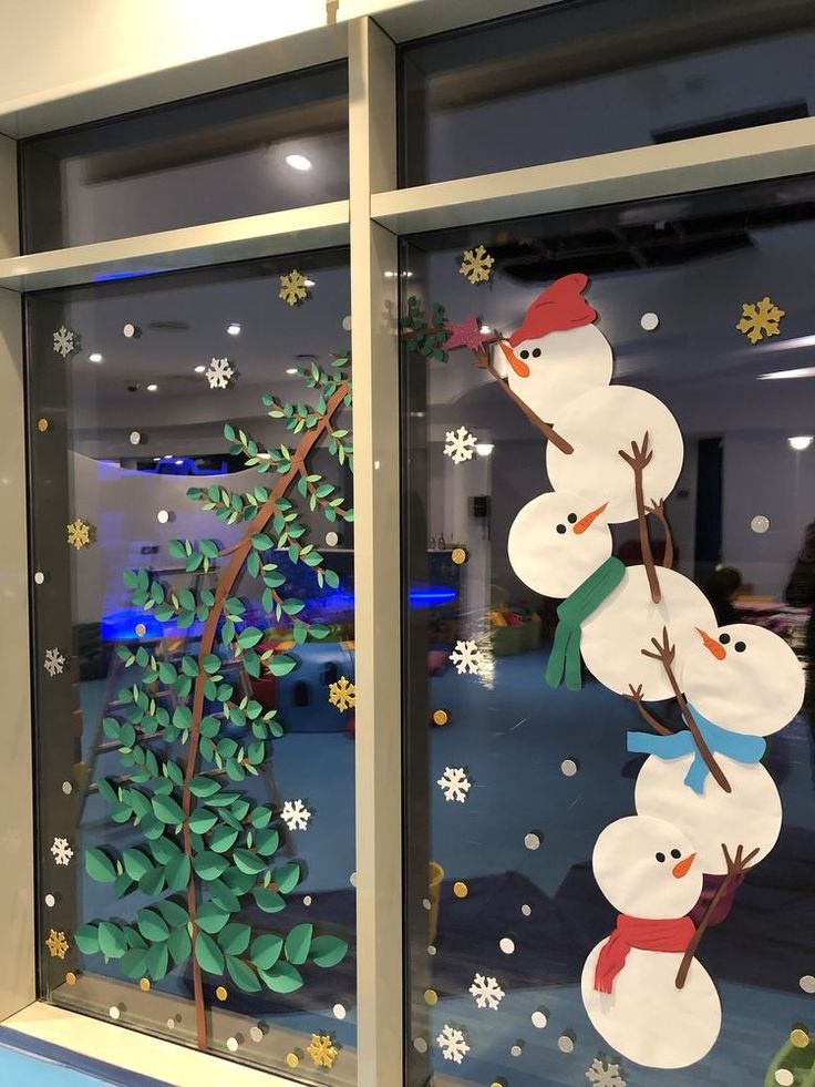 Una ventana navideña es una buena opción para decorar los salones de clase o casas donde hay niños. Foto: Pinterest