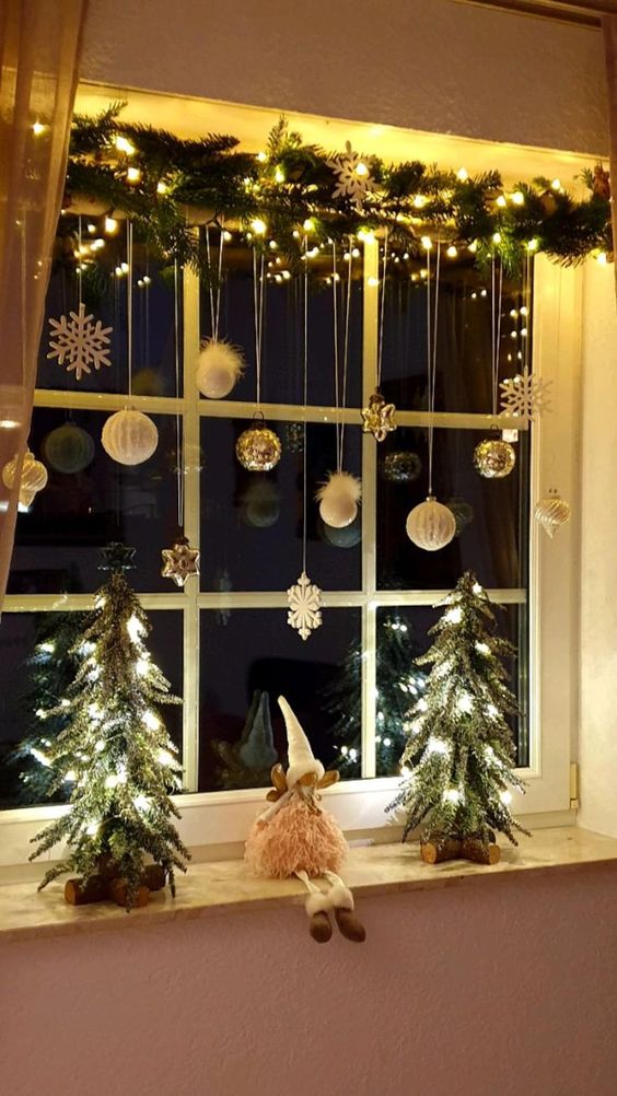 Esta es una idea sencilla, que incluye colocar una guirnalda en el borde superior con luces. Foto: Pinterest