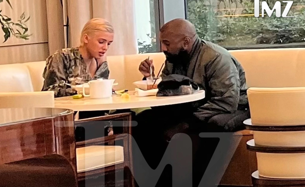 Bianca Censori y Kanye West comiendo en el Waldorf Astoria. Foto: TMZ