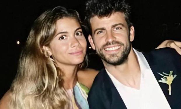 Clara Chía junto a Piqué en una boda. Foto: Infobae