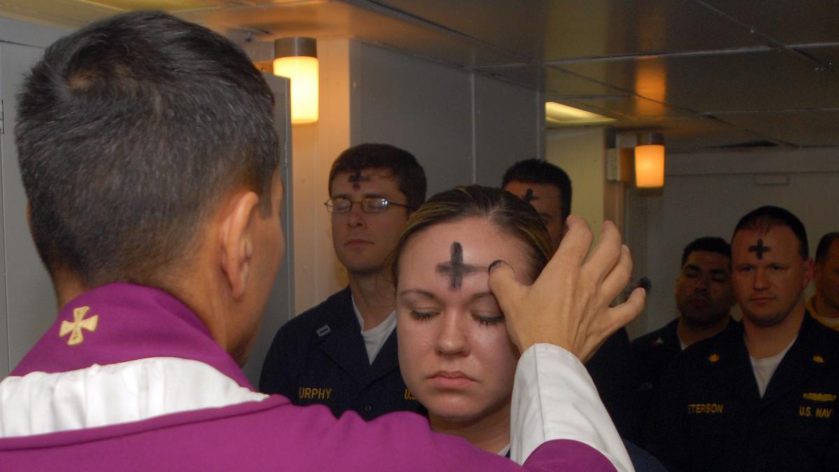 Los católicos colocan la ceniza en su frente durante el Miércoles de Ceniza mientras el sacerdote dice las palabras: "Polvo eres y en polvo te convertirás". Foto: 20 Minutos