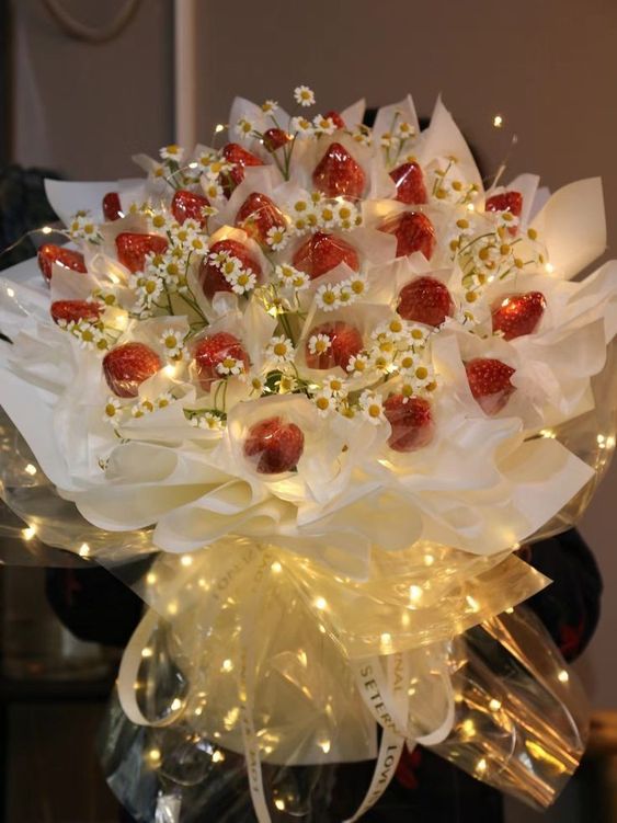 Ramo de fresas para San Valentín con luces. Foto: Pinterest